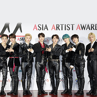 STRAY KIDS